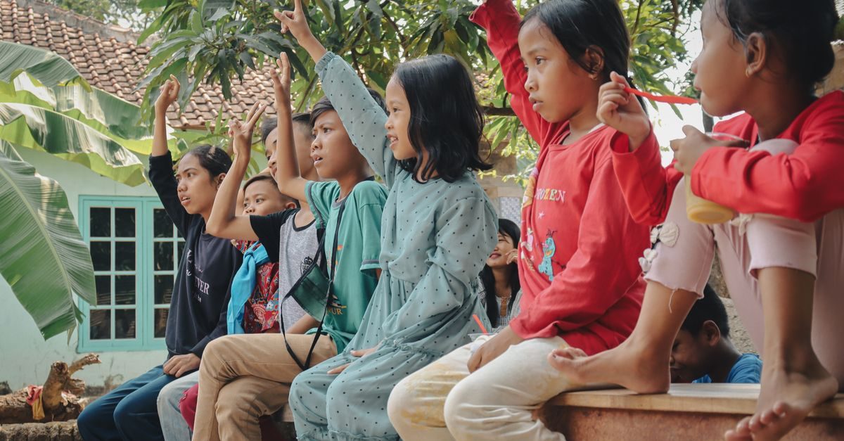 Guru memandu kuis live di kelas dengan siswa menjawab soal lewat HP